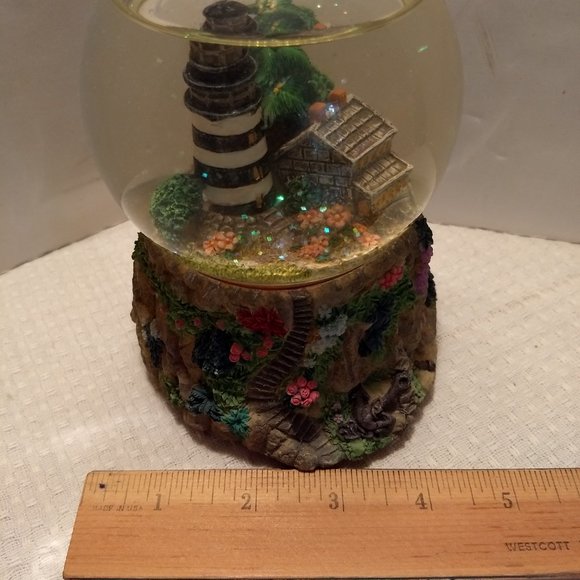 Lighthouse Musical Snowglobe - Picture 5 of 9